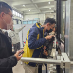 營建部工地主任-吳瑞隆(圖中)，用燈源檢查水密性能試驗(yàn)後的氣密窗，確認(rèn)是否有漏水、滲水或?yàn)R水的情形。