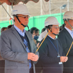 新業(yè)團(tuán)隊(duì)齊聚，眾人一心，手持炷香，煙氣霧氣交織，裊裊上升，願(yuàn)直達(dá)天聽(tīng)，透過(guò)聲聲祝禱，傳遞心中滿懷的期盼與感恩。(左一為新業(yè)建設(shè) 穆椿松 創(chuàng)辦人，左二為卓勝隆 董事長(zhǎng))