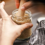 將味噌原料充分混合後裝罐，層層壓實，手作的溫度與節(jié)奏，讓每一罐味噌都帶著獨一無二的個人印記。