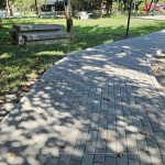 步道更新成高壓透水磚，透過(guò)美學(xué)及無(wú)障礙環(huán)境設(shè)置，解決公園高低差現(xiàn)象及舖面材料不連續(xù)的問(wèn)題，同時(shí)利用透水磚設(shè)計(jì)，有效解決積水、防滑問(wèn)題，不僅美觀、環(huán)保且易於維護(hù)與修復(fù)。