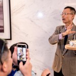 老爹現(xiàn)場(chǎng)親自示範(fàn)了乳酪現(xiàn)刨秀，在眾人們的驚呼下，刨出一朵朵康乃馨花瓣來(lái)，難得的機(jī)會(huì)能親眼見識(shí)這般技藝，新業(yè)家人們紛紛拿出手機(jī)拍下紀(jì)錄！