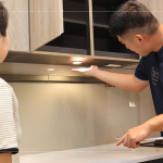 廚櫃下的加裝式崁燈，創(chuàng)造貼心的照明效果，為廚具空間增添另一份溫暖，也讓使用上更安心。