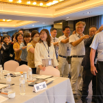 同仁們互相舒緩筋骨、鼓舞激勵(lì)、調(diào)整節(jié)奏，開啟一天的課程，同時(shí)也圈起彼此情感與向心力。