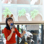 再次攜手 ＃蒔嚐花藝 shibashiba florist，帶領(lǐng)手綁半月型聖誕花圈，將這一年的珍藏，編織成一圈圈的溫柔。