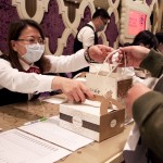 守護(hù)未來(lái)家園的堡壘－物管團(tuán)隊(duì)，協(xié)助住戶共同完成報(bào)到手續(xù)，感受這份成家入厝的幸福喜悅。