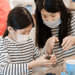 溫柔仔細(xì)的叮嚀，默默在旁靜靜看照，放手讓孩子盡情的發(fā)揮，在課程中找到手作帶來的自我可肯定與完成後的感動。