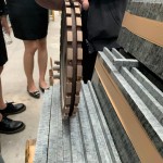 現(xiàn)場除了大型切割器，這個(gè)狀似迷你輪胎的器材，是讓石材切割出止滑溝的秘密武器，可謂小兵立大功！