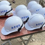 新業(yè)總是將住戶的需求與期待放在心上，每一頂工程頭盔不僅代表專業(yè)，也象徵著與建築師心起手應(yīng)、一同築起願(yuàn)景的默契。