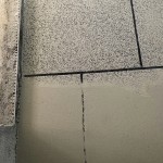 海綿擦拭前(下)後(上)的對(duì)比，讓隔著層層水泥的石子掀開(kāi)神秘的面紗，重見(jiàn)天日。