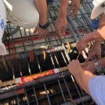 樓頂安裝金色的中樑即為上樑，建築就是一步一步紮紮實(shí)實(shí)地築步就班。