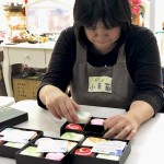 將羊毛皂一一裝入禮盒，千辛萬苦完成禮盒包裝，每個步驟絕不馬虎。