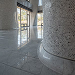 表面貼滿小小的圓形馬賽克磚，呼應(yīng)曲柱的圓潤(rùn)特色