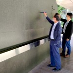 臺中市文化局副局長曾能汀先生（圖右一）偕同新業(yè)建設卓勝隆董事長（圖左一），一同於文學公園的水寫詩牆提筆揮毫，為為期11月的鐵道文學特展拉開序幕。