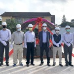 新業(yè)建設(shè) 穆椿松名譽(yù)董事長(zhǎng)(右四)、卓勝隆董事長(zhǎng)(右三)帶領(lǐng)新業(yè)團(tuán)隊(duì)，祈求保佑人員平安、工程順利。