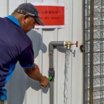 工地在開(kāi)挖地下室時(shí)，必須抽取大量地下水，過(guò)去這些工地水都直接放流到排水溝，透過(guò)這一次市府的淨(jìng)水優(yōu)化，可免費(fèi)讓民眾取用到更乾淨(jìng)的水源。