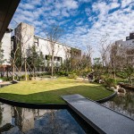 從社區(qū)中庭、家戶陽臺、到空中花園，整體綠覆率超過100%，自然植栽錯落建築之中，層疊融合成一座垂直森林。