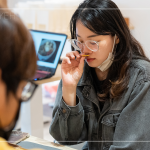 空氣中瀰漫淡淡草藥味，透過嗅覺去感受不同氣味，來自東方美學(xué)的天然草本香氛，更能放鬆身心靈。