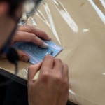 應(yīng)景的虎兒，沿著線條剔除邊角，有深有淺，豐富版畫的層次感，實(shí)際感受手感的溫度。