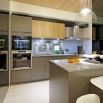 巧思哲學(xué)的私廚空間，開放式中島結(jié)合餐桌，善用空間的設(shè)計(jì)，可以是備料空間，也可以是小朋友書寫玩樂的地方，省時(shí)簡約的廚房場域，只為了留給家人更多愛的時(shí)間。