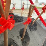 開工象徵的金鏟子，猶如一顆開起夢想的種子，扎根土壤，彷彿像孕育生命般，即將萌芽。