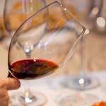 輕微傾斜酒杯，燈光穿越酒體，可以依稀看見隱隱透出的紅色光澤，呈現(xiàn)出酒品的不同狀態(tài)。