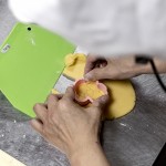 將麵糰壓成合適的厚薄度，壓上俏皮的造型圖案，輕輕搖晃讓模具與麵糰脫離，再用刮板將成品移至烤盤上，待烘烤餅乾就快完成囉！。