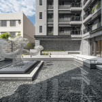 暖陽撒落的中庭，搭配上任大賢老師的藝術(shù)品『雲(yún)與樹』，共同交織出無限美好景致。