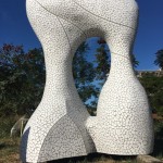 臺灣藝術家邱泰洋的作品，心在藝在，作品試圖賦予馬賽克一種生命力的生動意象，似能見到一對戀人浪漫的互動，搭配上優(yōu)雅的曲線，讓馬賽克磚也變的有溫度。