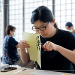 沿著線條剪裁，透過轉(zhuǎn)動紙張方向，剪去多餘的邊角，利用些許剪紙小技巧，讓過程中更順手。