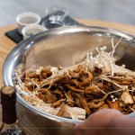 【迷迭醬油烤菇】
簡單的烤菇料理，不需要太繁複的工序，而是用看似平凡的食材，提出食物本身的鮮香風(fēng)味。
