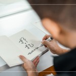 米灰色的質(zhì)感職人手札，搭配郭哥(郭子乾)親筆簽名，作為當(dāng)天抽獎(jiǎng)禮，贈(zèng)予一份特別的祝福。