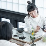 透過經(jīng)驗(yàn)豐富的茶師，探索每款茶的風(fēng)味口感，貼近飲茶者的心，相互暢所欲言，以茶相會(huì)。