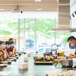 看著老師每一步驟的示範與教學，一顆粽子的背後，是經(jīng)過繁瑣的步驟，從備料、炒料、再到包粽，讓我們感恩腳下每一寸土地，步步講究、守候與疼惜。