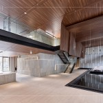 景匯大廳，疊砌幾何石牆，留下極致工藝，一隅築砌水境，浮生小憩，回歸簡單美好，自在安好。