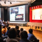 以牛皮刻劃出的戲偶，透過簽桿操控，利用燈光照射在白色布幕上，依循劇本內(nèi)容搭配音樂與口白來演出，既趣味又有意義。