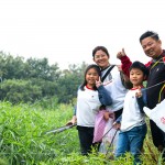 新業(yè)住戶攜家?guī)Ь?、步步向前，帶孩子親近大自然的同時，也一同用行動守護著這條生命之河。