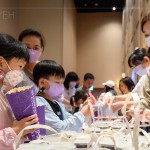 提供一人一份飲料及爆米花，讓大朋友小朋友皆能盡情享受沉浸其中。