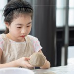 大手與小手們紛紛捏出風(fēng)鈴罩，可以捏出帥氣的火箭造型，或是俏皮的小圓帽，天馬行空，玩轉(zhuǎn)創(chuàng)意。