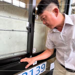 新業(yè)建設(shè)營(yíng)建部 賴(lài)英濱經(jīng)理 仔細(xì)確認(rèn)，水密性能試驗(yàn)後的氣密窗，是否有漏水、滲水、濺水等狀況。