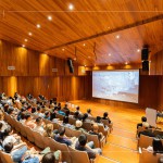 跨越千里，尋訪北歐冰川，聽見古老冰川喘息的消融，深邃的夢(mèng)幻冰洞，從冰河母體崩裂，流落到冰河湖，再漂向大海，流連在海岸線上。