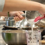 將切塊的白蘿蔔放入料理機(jī)打成汁，濾出蘿蔔渣的蘿蔔水，分別取出所需要的單位數(shù)並加入燜煮，讓蘿蔔糕更有香氣與口感。