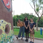 淘氣稚嫩之姐妹倆(插畫家邱馨怡 右一)，一同參觀新業(yè)觀峰『馬賽克藝術(shù)拼貼?戶外碉堡』，由日本藝術(shù)家駿 河敏，駐臺(tái)3週親手打造。