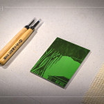 雕刻板選用適合初學(xué)者的樹脂板，圖案設(shè)計以臺中文學(xué)館的大榕樹和日式建築為意象，在刻板的同時，也讓創(chuàng)作更具樂趣。