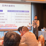 邀請(qǐng)信瑞企管莊慧謙老師，探討『全員品牌意識(shí)』，了解品牌價(jià)值與內(nèi)涵，並希望將品牌思維貫徹至全員。