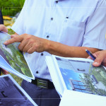 依照3D圖挑選適切的景石及樹種，模擬日照位置與擺設面向，更需要考量生長環(huán)境，打造與自然共存的建築。