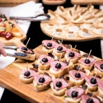 黑橄欖搭配煙燻火腿的鹹乳酪吃法，也能激盪出乳酪的另一種風(fēng)味，一口就輕易抓住我們的味蕾。