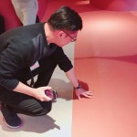 為孩子們打造一座健康無(wú)毒的遊戲室！嚴(yán)選健康綠建材的亞麻仁油地板，無(wú)毒且可生物分解，在遊戲室裡的大人小孩都舒適健康。