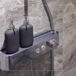 主、客浴裝載溫控沐浴龍頭，搭配貼心的檯面設(shè)計，減法的設(shè)計美學(xué)是專屬建築職人的巧思。