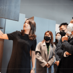 大雅廚具 張怡嘉執(zhí)行長(左一) 詳細解說各櫥櫃的設計規(guī)劃，流暢的操作動線、系統(tǒng)化的收納與清潔，是新業(yè)職人選品的重要依據(jù)。