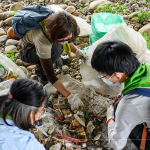 透過(guò)引導(dǎo)員的專業(yè)指示，將垃圾清楚的分類、有系統(tǒng)的規(guī)劃，是一場(chǎng)淨(jìng)溪活動(dòng)中不可或缺的角色。